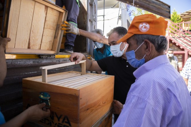 Yangında Kovanları Zarar Gören 23 Arıcıya Ücretsiz 350 Arı Kovanı Dağıtıldı