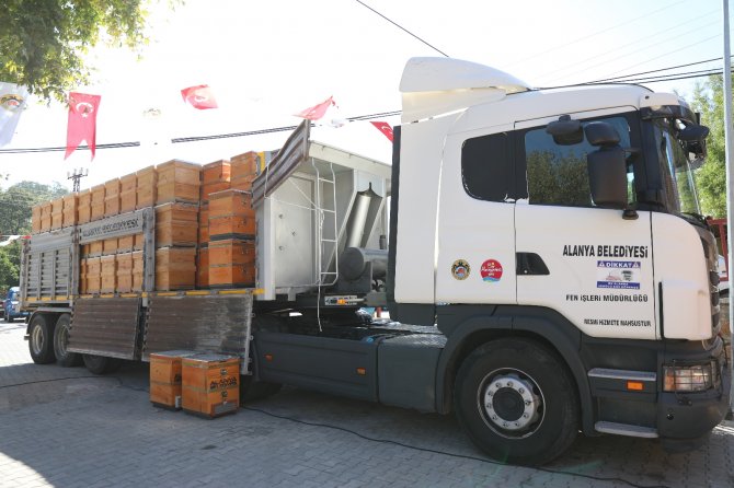 Yangında Kovanları Zarar Gören 23 Arıcıya Ücretsiz 350 Arı Kovanı Dağıtıldı