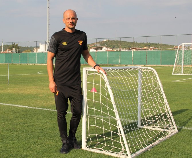 Göztepe’nin Yeni Teknik Direktörü Nestor El Maestro İlk Antrenmanına Çıktı