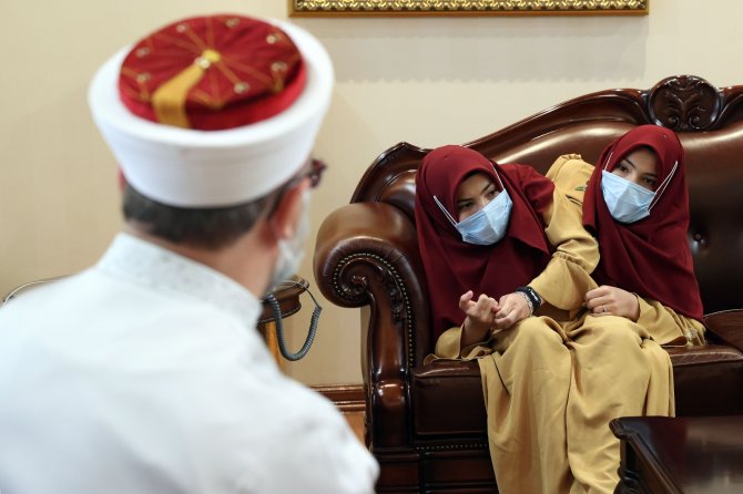 Diyanet İ̇şleri Başkanı Erbaş Siyam İkizleri İle Bir Araya Geldi