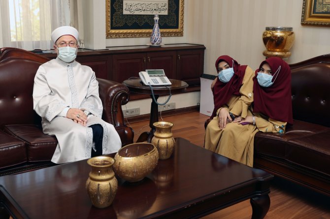 Diyanet İ̇şleri Başkanı Erbaş Siyam İkizleri İle Bir Araya Geldi