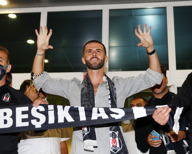 Miralem Pjanic’e Taraftarlardan Coşkulu Karşılama