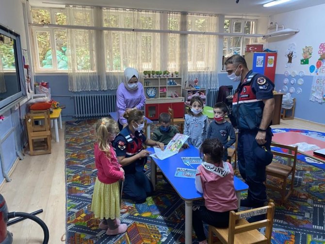 Jandarma Ekipleri, Öğrencilerle Buluştu