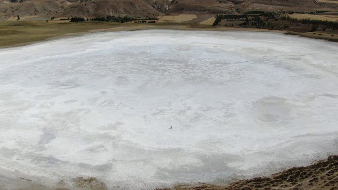 Kuruyan Gölde Oluşan Tuz Tabakası Kış Manzarası Oluşturdu