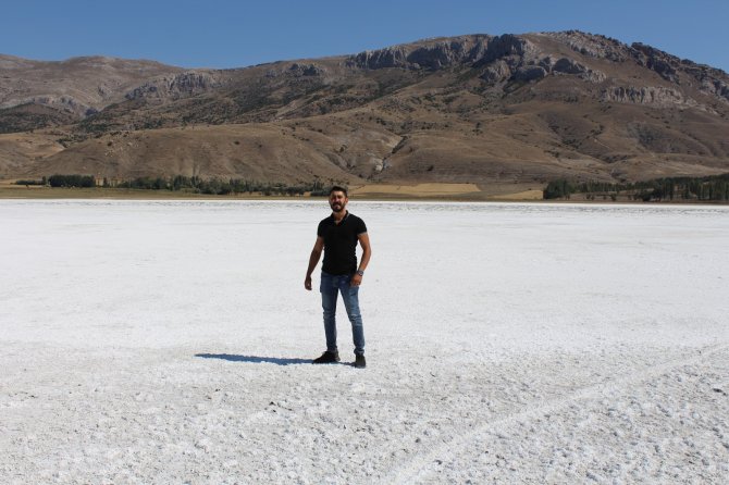 Kuruyan Gölde Oluşan Tuz Tabakası Kış Manzarası Oluşturdu
