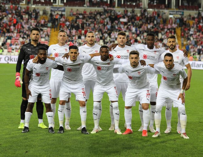 Sivasspor’da 11 Futbolcu Geldi, 8 Gitti