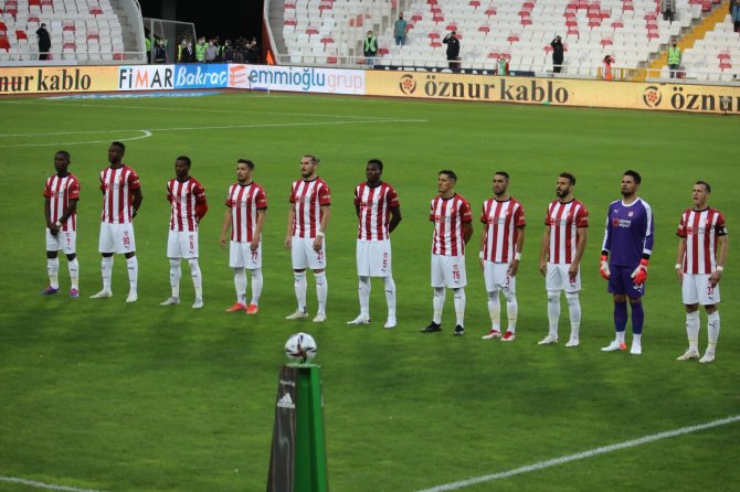 Sivasspor’da 11 Futbolcu Geldi, 8 Gitti