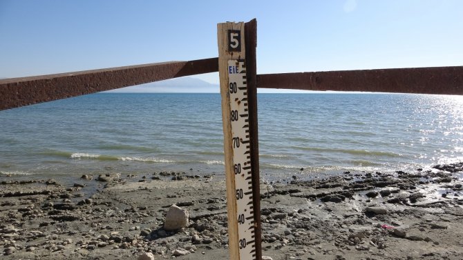 Van Gölü’nde Su Çekilince Ölçü Direği Karada Kaldı