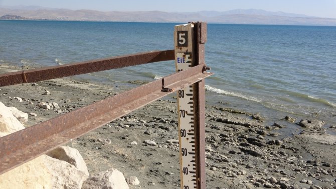 Van Gölü’nde Su Çekilince Ölçü Direği Karada Kaldı