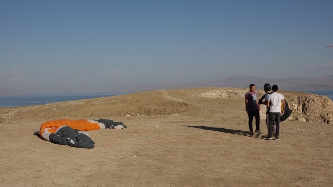 Erciş’te Van Gölü Ve Süphan Dağı Manzarası Yamaç Paraşütçülerinin İlgi Odağı Oldu