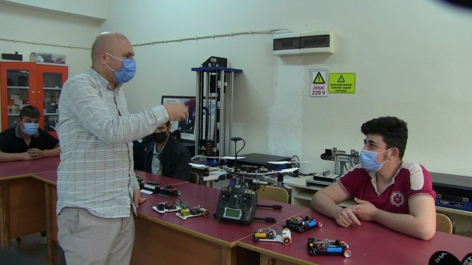 Liseli Öğrenciler Tasarladıkları İnsansız Hava Aracıyla Finale Göz Kırptı