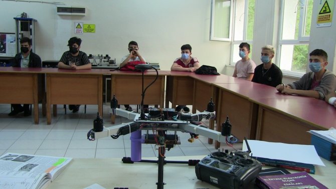 Liseli Öğrenciler Tasarladıkları İnsansız Hava Aracıyla Finale Göz Kırptı
