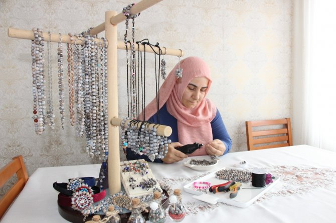 Gözyaşı Otu Tanelerini Sanata Dönüştürüyor