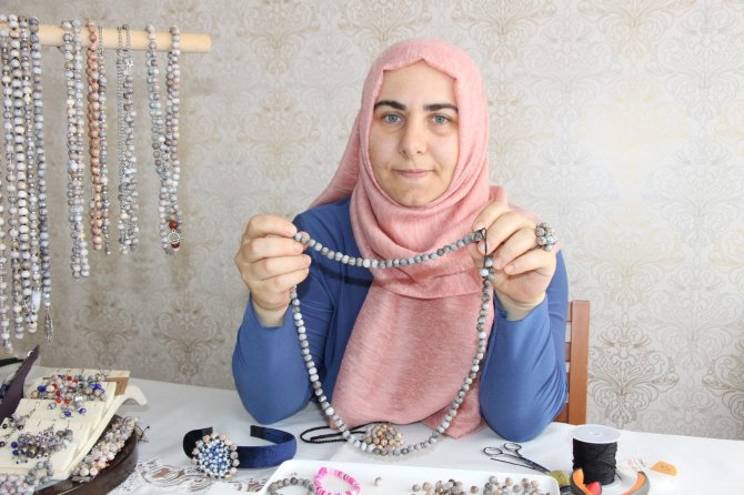 Gözyaşı Otu Tanelerini Sanata Dönüştürüyor