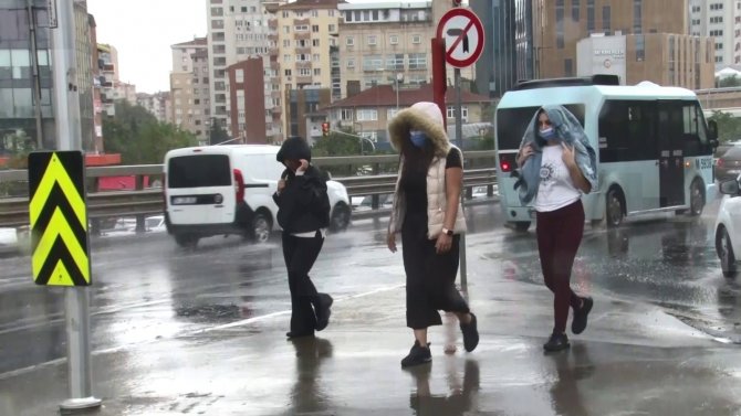 İ̇stanbul’da Sağanak Yağış Etkisini Göstermeye Başladı