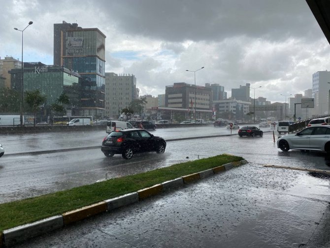 İ̇stanbul’da Sağanak Yağış Etkisini Göstermeye Başladı