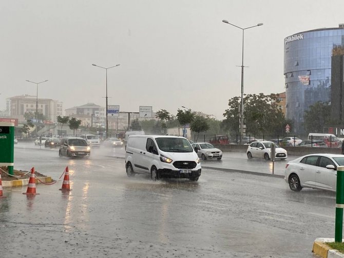 İ̇stanbul’da Sağanak Yağış Etkisini Göstermeye Başladı