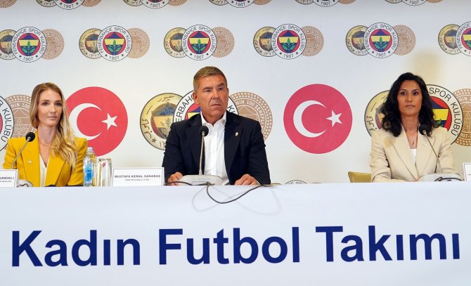 Fenerbahçe Kadın Futbol Takımı’nın İmza Tören Gerçekleştirildi