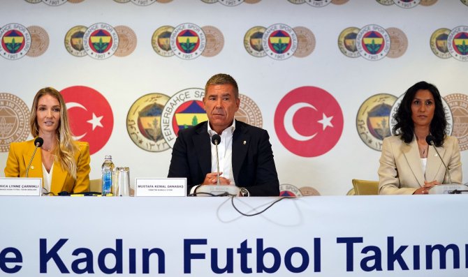 Fenerbahçe Kadın Futbol Takımı’nın İmza Tören Gerçekleştirildi