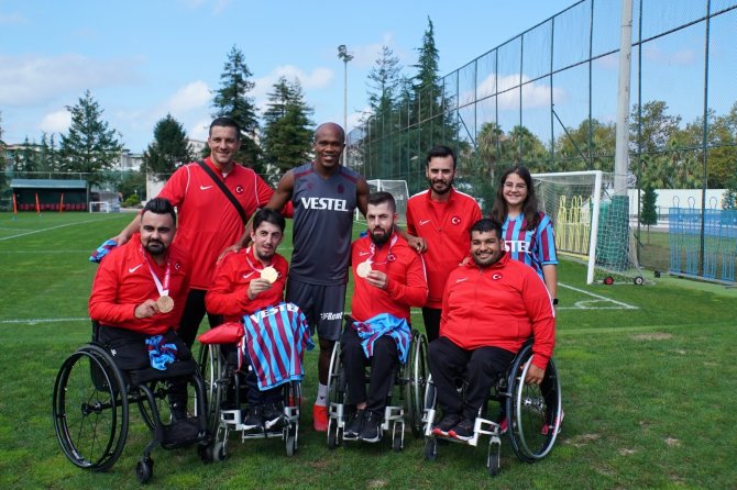 Şampiyon Abdullah Öztürk Ve Paralimpik Sporculardan Trabzonspor Antrenmanımıza Ziyaret