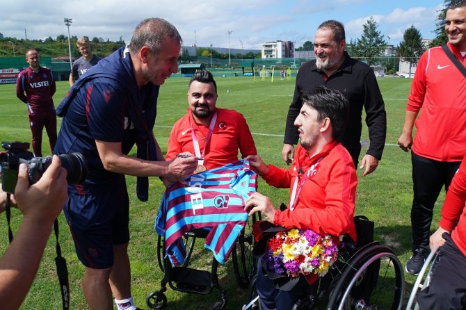 Şampiyon Abdullah Öztürk Ve Paralimpik Sporculardan Trabzonspor Antrenmanımıza Ziyaret