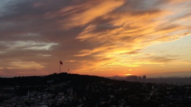 Çamlıca Kulesi İle Gün Doğumu Birleşti, Kartpostallık Görüntüler Oluştu