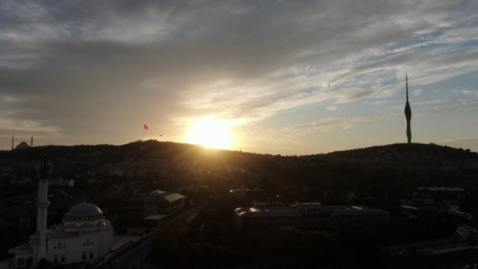 Çamlıca Kulesi İle Gün Doğumu Birleşti, Kartpostallık Görüntüler Oluştu