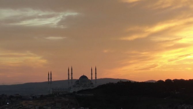 Çamlıca Kulesi İle Gün Doğumu Birleşti, Kartpostallık Görüntüler Oluştu