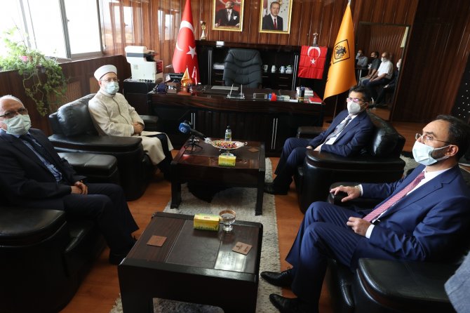 Diyanet İ̇şleri Başkanı Erbaş, Diyarbakır’da Ziyaretlerde Bulundu
