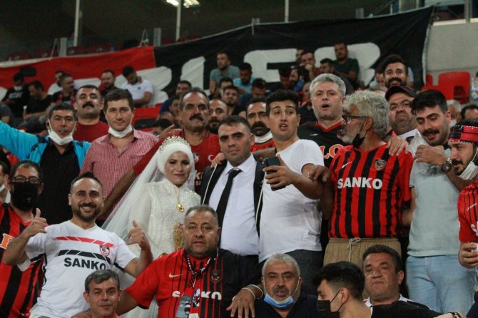 Gaziantep Fk-antalyaspor Maçında Gelin-damat Sürprizi