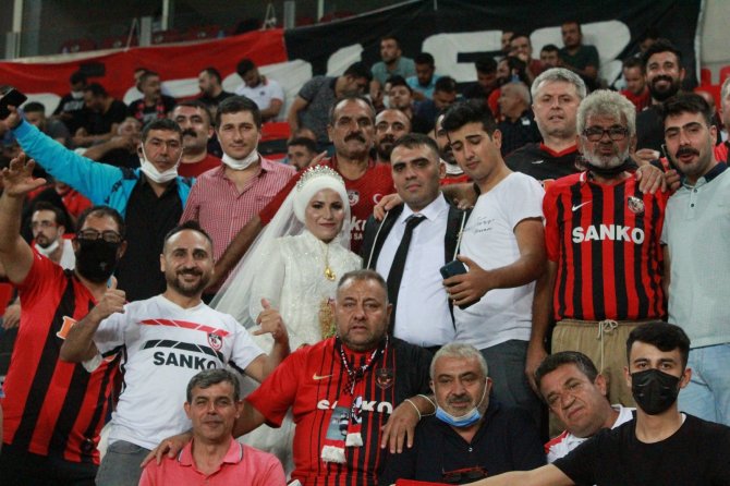 Gaziantep Fk-antalyaspor Maçında Gelin-damat Sürprizi