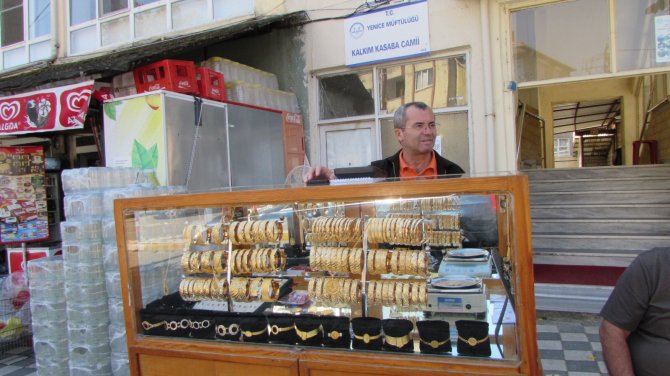 Simit Satar Gibi Altın Bilezik Satıyor...40 Yıllık Seyyar Kuyumcu Görenleri Şaşırtıyor