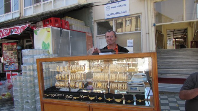 Simit Satar Gibi Altın Bilezik Satıyor...40 Yıllık Seyyar Kuyumcu Görenleri Şaşırtıyor