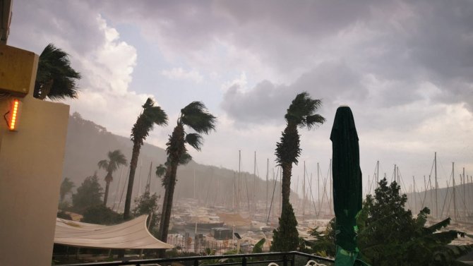 Marmaris’te Dolu İle Karışık Sağanak Yağış Hayatı Olumsuz Etkiledi