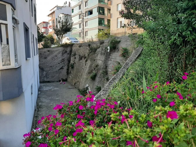 Sinop’ta Dehşet Anları: Yokuş Aşağı Kayan Bebek Arabası Apartman Bahçesine Düştü
