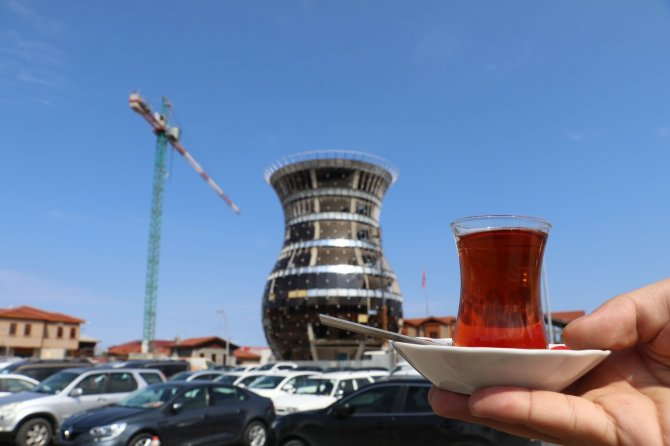 Dünyanın En Büyük Çay Bardağının Camları Takılmaya Başladı