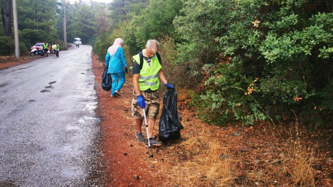 Marmarisli Gönüllüler 15 Eylül Dünya Çevre Ve Temizlik Günü’nde Çöp Topladı