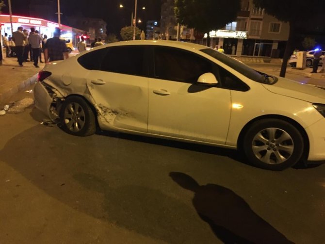 Kavşakta Çarpışan Otomobillerdeki 2 Kişi Yaralandı