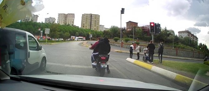 Ataşehir’de Motosikletlinin Tek Teker Terörü Kamerada