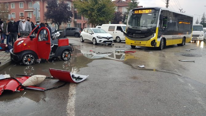 Halk Otobüsü İle Elektrikli Araç Çarpıştı: 3 Öğrenci Yaralandı