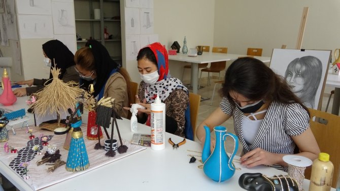 Afgan 3 Kız Kardeş Geri Gönderme Merkezinde El Sanatı Yapıyor