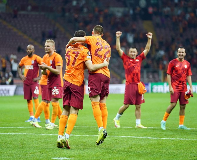 Galatasaraylı Futbolcular Galibiyeti Taraftarlarla Kutladılar