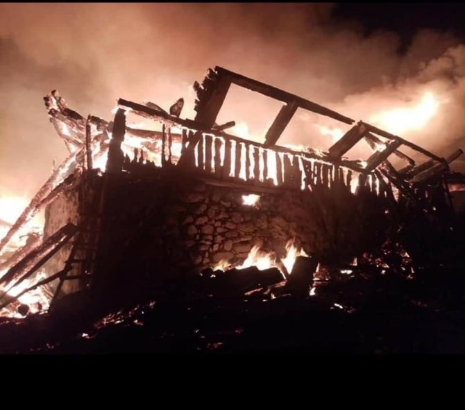 Çamlıdere’de Metruk Evde Çıkan Yangın 7 Evi Küle Döndürdü