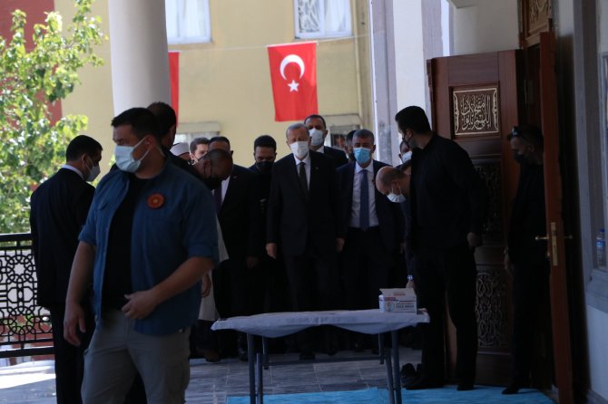 Cumhurbaşkanı Erdoğan, Cuma Namazını Mersin’de Emir Sultan Camiinde Kıldı