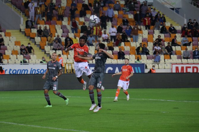 Süper Lig: Yeni Malatyaspor: 3 - Fatih Karagümrük: 2 (İ̇lk Yarı)