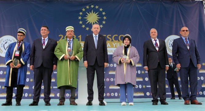 Türkiye’de 2021 Yılının Çırağı Seçilen Trabzonlu Yaprak Ödülünü Erdoğan’ın Elinden Aldı