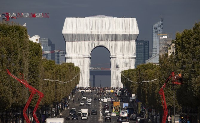 Kumaşla Kaplanan Paris’in Simgesi Zafer Takı Ziyarete Açıldı