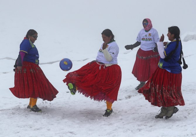 Bolivyalı Dağcı Kadınlardan 5 Bin 890 Metre Yükseklikte Futbol Maçı