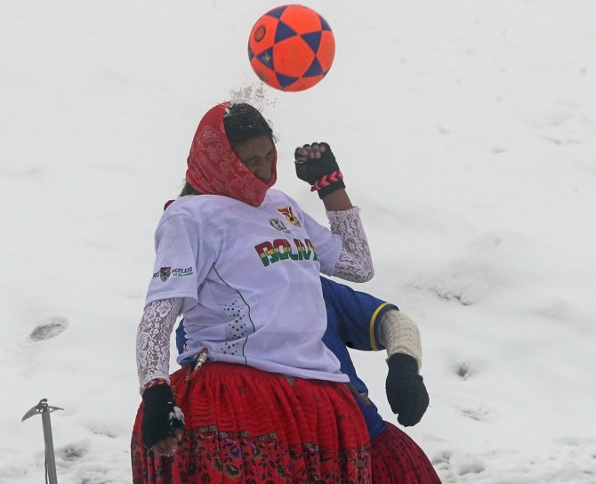 Bolivyalı Dağcı Kadınlardan 5 Bin 890 Metre Yükseklikte Futbol Maçı