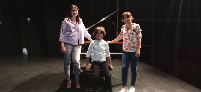 4 Yaşında Piyano Çalmayı Öğrenen 8 Yaşındaki Ali Ödüle Doymuyor